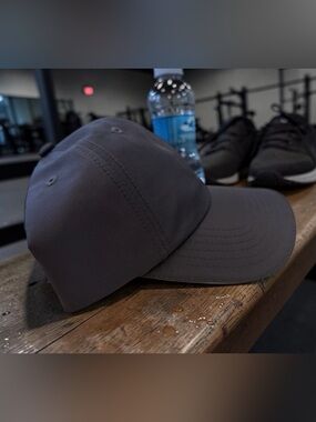 Men’s New without Tags Minimalist Performance Dark Gray Baseball Cap
